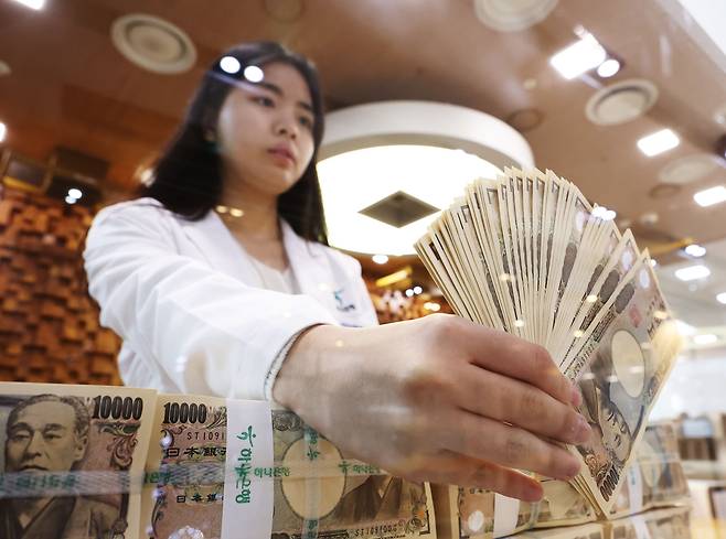 서울 중구 을지로 하나은행 본점 위변조대응센터에서 직원이 엔화를 정리하고 있다. /연합뉴스