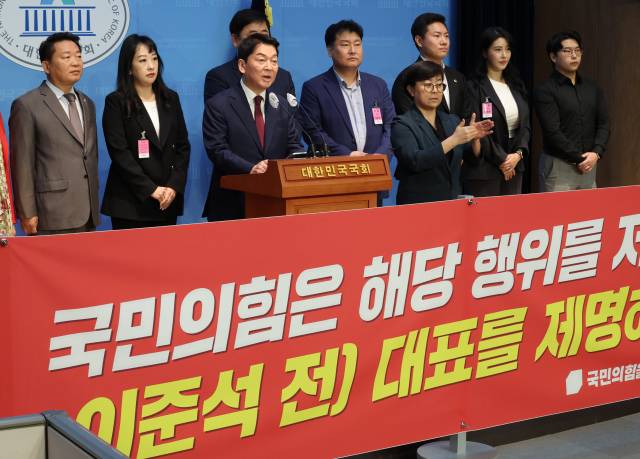 ▲국민의힘 안철수 의원이 16일 국회에서 이준석 전 대표 제명 촉구 기자회견을 하고 있다. ⓒ연합뉴스