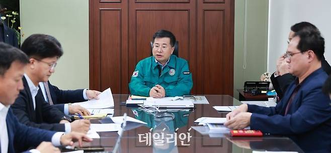 강경성 산업통상자원부 2차관이 지난 달 9일 오후 서울 종로구 정부서울청사에서 임종순 한국가스공사 부사장, 최문규 한국석유공사 부사장이 참석한 가운데 이스라엘-하마스 사태 대비 석유·가스 수급상황 점검회의를 주재, 발언하고 있다.ⓒ