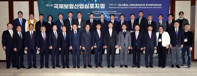 파이낸셜뉴스와 보험연구원이 8일 서울 중구 웨스틴조선호텔에서 제16회 국제보험산업심포지엄을 개최했다. 심포지엄에 참석한 주요 관계자들이 행사 시작 전 기념촬영을 하고 있다. 앞줄 왼쪽부터 최낙천 KB헬스케어 대표, 임순혁 NH농협생명 부사장, 변영한 한국핀테크지원센터 이사장, 김재영 하나손해보험 대표, 나채범 한화손해보험 대표, 최문섭 NH농협손해보험 대표, 편정범 교보생명 대표, 변동식 파이낸셜뉴스 사장, 안철경 보험연구원장, 이복현 금융감독원장, 전선익 파이낸셜뉴스 부회장, 여승주 한화생명 대표이사 부회장, 이영종 신한라이프 대표, 메리엄 두이건 영국 노팅엄대학교 금융회계학과 교수, 차이팅 평안생명보험 부사장, 이진호 캐롯손해보험 최고기술책임자(CTO). 뒷줄 왼쪽부터 강병관 신한EZ손해보험 대표, 명기준 디레몬 대표, 임종윤 에임스 대표, 김정은 스몰티켓 대표, 홍성윤 삼성화재 부사장, 이윤선 현대해상 수석부사장, 김대현 KB손해보험 부사장, 원종규 코리안리 사장, 박천국 한국 MDRT 협회장, 유광열 SGI서울보증 대표, 노동일 파이낸셜뉴스 주필, 문효일 캐롯손해보험 대표, 이재원 푸본현대생명 사장, 김석영 보험연구원 보험산업연구실 실장, 김제동 생명보헙협회 전무, 김기성 라이나생명 전무, 정광민 포스텍 산업경영공학과 교수 사진=박범준 기자