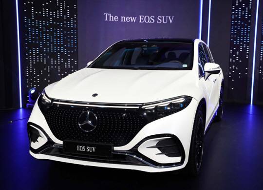 지난 2월 서울 용산구 한남동 그랜드 하얏트 서울 호텔에서 열린 메르세데스-벤츠 전기 SUV ‘더 뉴 EQS SUV’ 국내 출시 행사에서 더 뉴 EQS 580 4MATIC SUV 차량이 전시되어 있다. 뉴시스