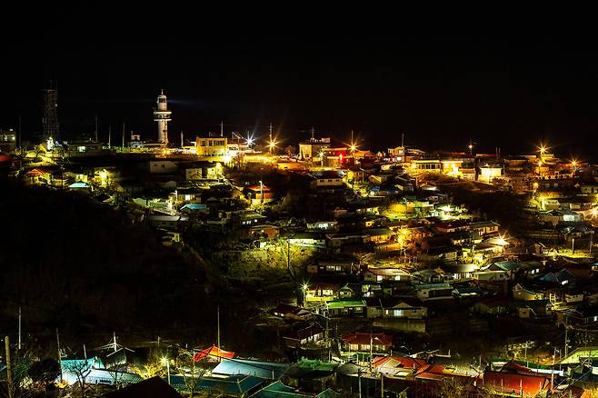 강원도 동해 '묵호 등대'와 등대 아래 벽화마을인 '논골담길'의 야경. / 양수열 영상미디어 기자