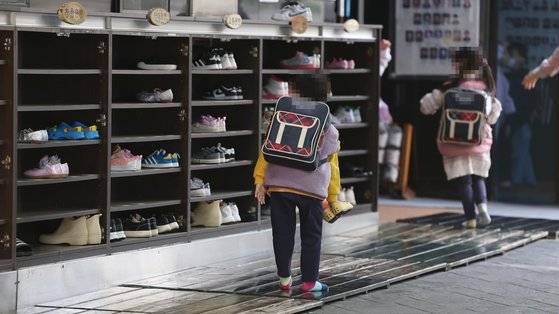 지난 4월 서울 시내의 한 유치원에서 어린이들이 등원하고 있다.연합뉴스