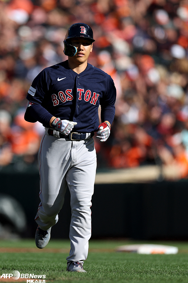 요시다 마사타카가 볼티모어 오리올스와 2023 미국프로야구 메이저리그 원정경기에서 보스턴 레드삭스 타자로서 플라이 아웃을 당한 후 더그아웃으로 돌아가고 있다. 사진=AFPBBNews=News1
