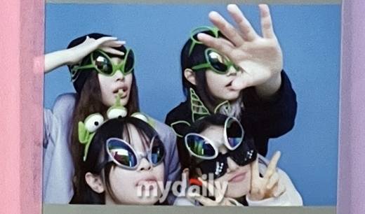 뉴진스가 사진관에 남기고 간 즉석사진 / 이승록 기자 roku@mydaily.co.kr