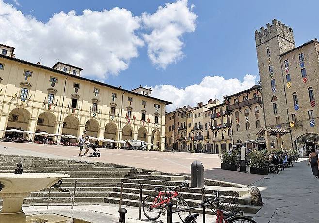 영화 ‘인생은 아름다워’의 배경이 된 아레초 중심가의 ‘피아자 그란데’./이혜운 기자