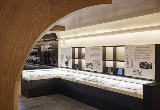 서울 강남구에 있는 문학 전문 도서관 '소전서림'에서 소설가 박태원의 작품 세계를 돌아보는 '구보(仇甫)의 구보(九步)' 전시가 열리고 있다. 사진 박찬우