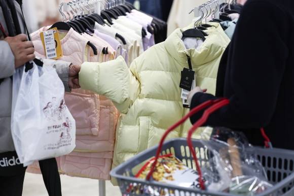 ‘따뜻한 옷 사줘야지’ - 최근 날씨가 급격히 추워진 가운데 9일 서울 시내 한 대형마트 아동복 가게에서 시민들이 패딩점퍼를 고르고 있다. 2023.11.9 연합뉴스