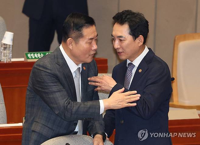 국방부 장관과 보훈부 장관 (서울=연합뉴스) 한상균 기자 = 신원식 국방부 장관과 박민식 국가보훈부 장관이 7일 국회 예산결산특별위원회 전체회의에서 대화하고 있다. 2023.11.7 xyz@yna.co.kr