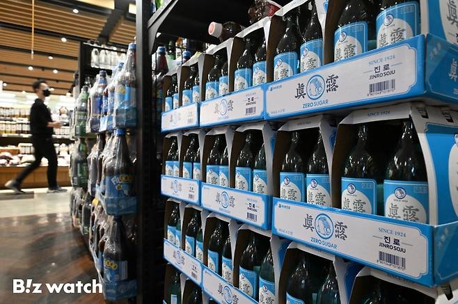 일부 소주와 맥주의 출고가가 오른 9일 서울의 한 대형마트에서 소주병이 쌓여 있다./사진=이명근 기자 qwe123@