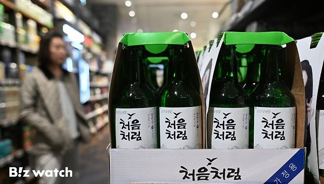일부 소주와 맥주의 출고가가 오른 9일 서울의 한 대형마트에서 소주병이 쌓여 있다./사진=이명근 기자 qwe123@