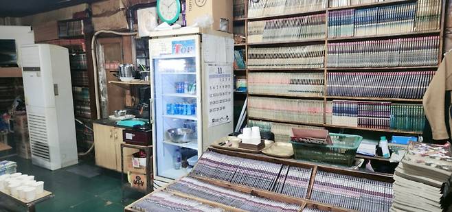 서울 용산구 동자동에 있는 경일만화. 싱크대에 식기들이 쌓여있다. /사진=정진솔 기자