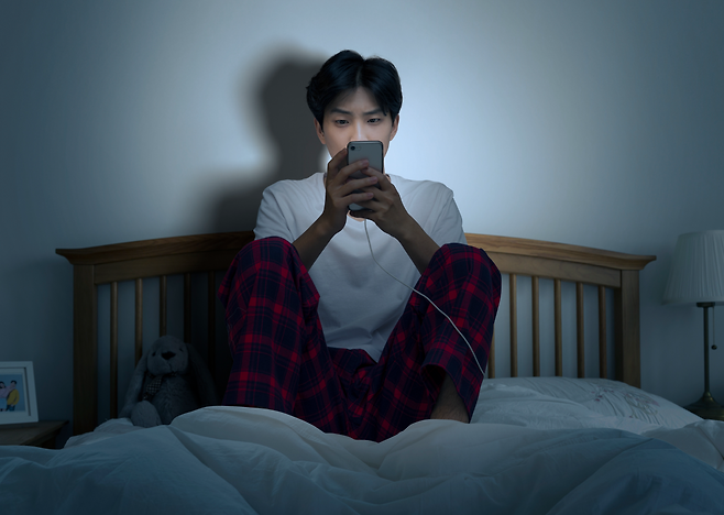 살면서 일시적으로 누구나 불면 증상을 겪을 수 있지만, 잘못된 생활 습관과 잠에 대한 강박적 사고들이 만성 불면증으로 악화하는 걸 부추기기도 한다. 수면제 없이도 고통스러운 ‘불면의 밤’을 끝낼 수 있는 방법을 알아보자. 게티이미지뱅크