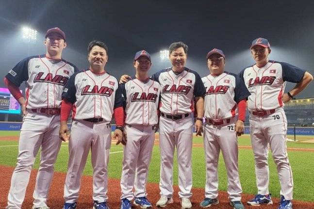 라오스 대표팀의 항저우 아시안게임 첫 승을 일군 이만수 전 SK 감독과 한국인 지도자들. 헐크파운데이션 제공