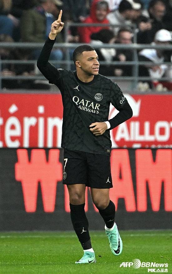 음바페의 해트트릭, 그리고 돈나룸마의 슈퍼 세이브가 PSG의 1위를 이끌었다. 사진(랭스 프랑스)=AFPBBNews=News1