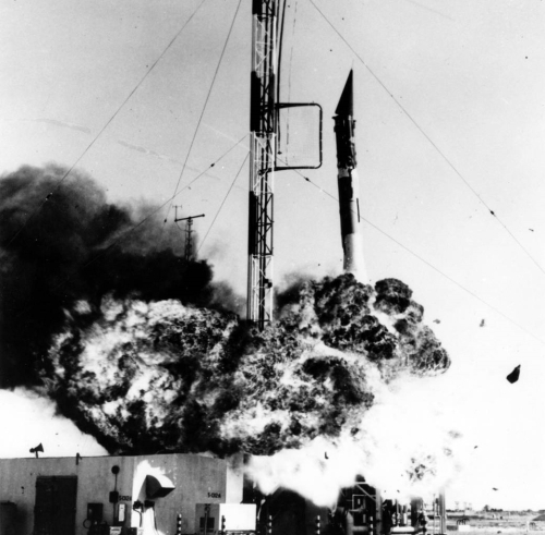 1957년 12월 미국 ‘뱅가드’ 로켓의 폭발 장면. 충분한 압력을 생성하지 못해 추진력이 떨어지면서 발생한 사고였다. 출처=미국항공우주국(NASA)