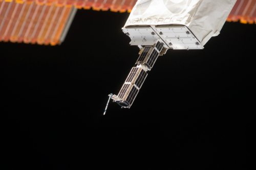 국제우주정거장(ISS)에서 뿌려지는 초소형 인공위성의 개념도.