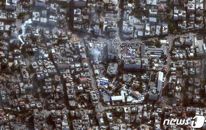 이슬라엘군과 하마스가 시가전을 벌이고 있는 가운데, 알시파 병원 주변 곳곳에서 연기가 솟아 오르고 있다. ⓒ 로이터=뉴스1 ⓒ News1 박형기 기자