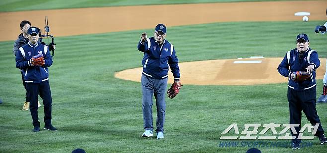 13일 잠실야구장에서 열린 KT와 LG의 한국시리즈 5차전 경기, 김성근, 김응용, 김인식 감독이 시구자로 박경완, 장채근, 홍성흔이 시포자로 나섰다. 잠실=허상욱 기자wook@sportschosun.com/2023.11.13/
