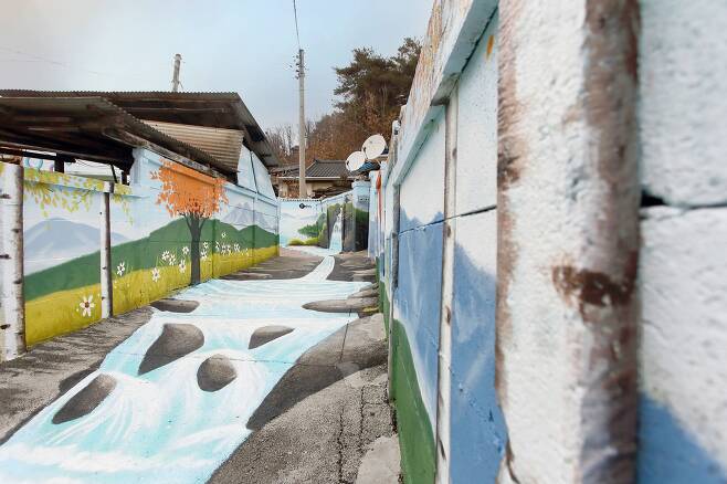 골목마다 색색의 조형물과 벽화를 만날 수 있는 예끼마을. /양수열 영상미디어 기자