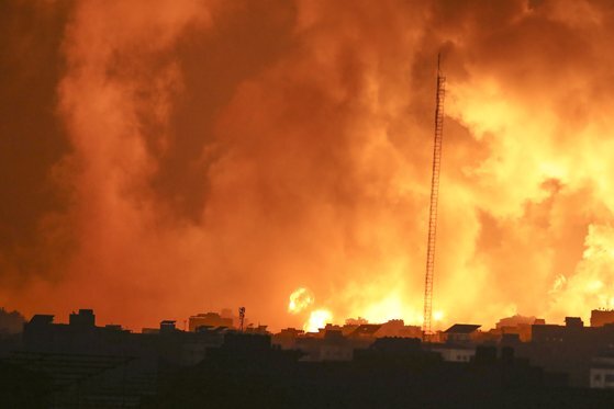5일(현지시간) 이스라엘의 공습으로 가자시티가 불과 연기가 휩싸여있다.AP=연합뉴스