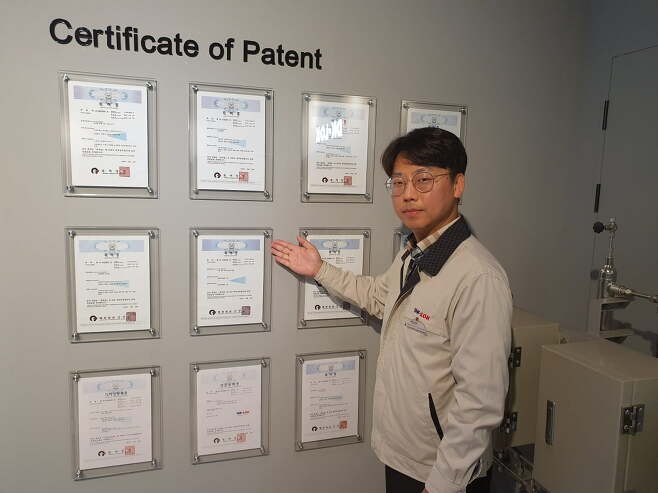 김경민 전략기획부 차장이 회사 특허증을 자랑하고 있다. 김해=윤현주 기자