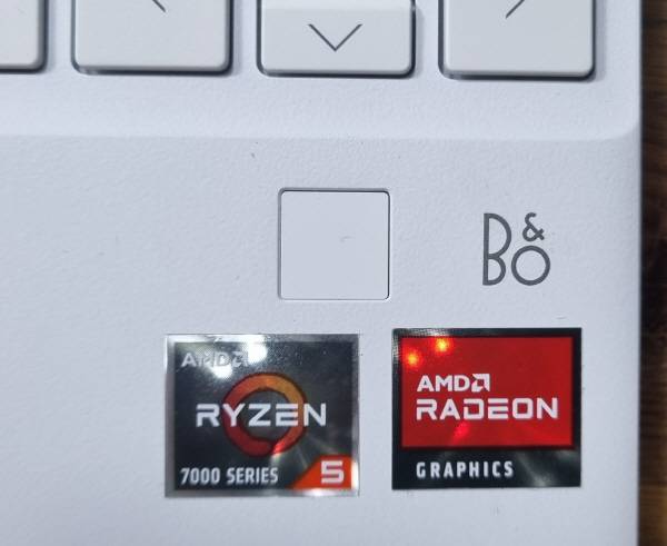 HP 파빌리온 에어로 13 키보드가 있는 본체 오른쪽 하단. 뱅앤올룹슨 스피커 표시와 라이젠 CPU 및 그래픽 카드 브랜드가 보인다. 손가락 지문을 이용한 보안 잠금 터치패드도 그 위에 있다. 정옥재 기자