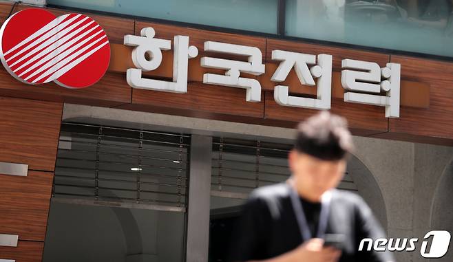 (서울=뉴스1) 이승배 기자 = 16일 추경호 부총리 겸 기획재정부 장관 주재로 열린 제8차 공공기관운영위원회에 따르면 2022년 공공기관 경영평가 결과 한국철도공사, 한국전력공사, 강원랜드 등 18개 기관이 시살상 낙제점인 D등급(미흡)이하를 받은 것으로 나타났다. 기재부는 E등급이거나 2년 연속 D등급인 9곳 중 기관장 재임 기간이 짧거나 이미 해임된 기관을 제외한 5곳에 대해서는 기관장 해임을 건의한다는 계획이다. 16일 서울 중구 한국전력공사 서울본부. 2023.6.16/뉴스1 Copyright (C) 뉴스1. All rights reserved. 무단 전재 및 재배포 금지.