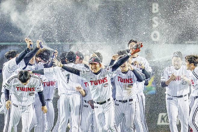 13일 서울 송파구 올림픽로 잠실야구장에서 열린 프로야구 '2023 신한은행 SOL KBO 포스트시즌' 한국시리즈 5차전 LG 트윈스와 kt 위즈의 경기에서 6대2로 승리하며 우승을 차지한 LG 선수들이 자축하고 있다. 뉴스1