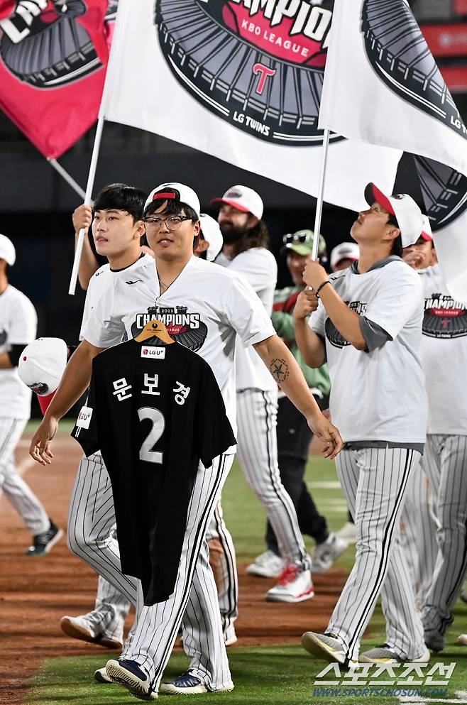 4일 부산 사직구장에서 열린 LG와 롯데의 경기, 경기 종료 후 펼쳐진 LG 트윈스의 정규시즌 우승 세리머니에서 이지강이 문보경의 유니폼과 함께 그라운드로 나서고 있다. 부산=허상욱 기자wook@sportschosun.com/2023.10.04/