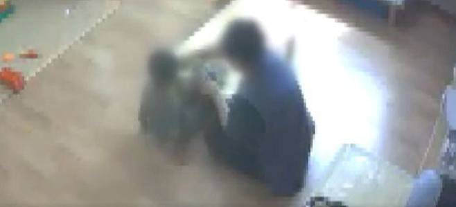 울산 남구 한 국공립 어린이집에서 교사가 30개월 원아에게 물을 강제로 먹여 토하게 하는 등 학대하는 장면이 담긴 CCTV 영상. /MBN