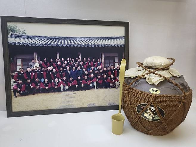 항아리 한 통에 담긴 일본 아와모리 소주와 구본무 회장 시절 선수단을 경남 진주 외가에 초청해서 회식을 했던 구단 친목 행사 단체사진 모습. /LG트윈스