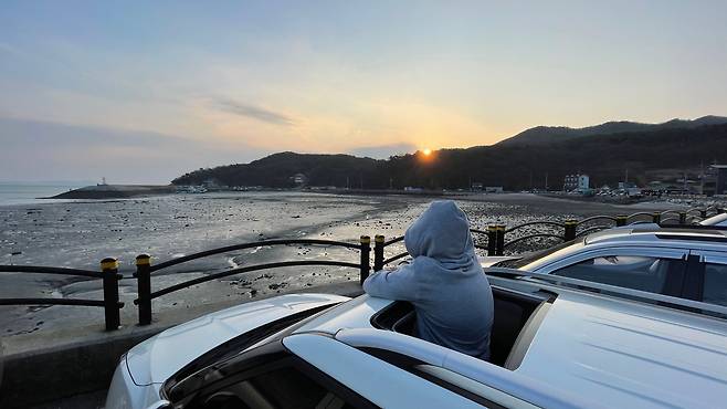 인천 무의도 '광명항 노상주차장'에서 바라본 일몰. 대무의도 너머 해가 걸렸다.