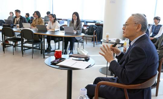 유인촌 문화체육관광부 장관이 14일 서울 서대문구 모두예술극장에서 취임 후 첫 번째 정책으로 '영상산업 도약 전략'을 발표하고 있다. 문체부 제공