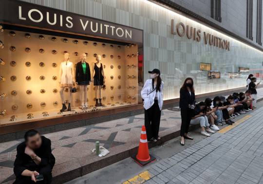 루이비통이 올해 첫 가격 인상을 단행한 지난 6월 1일 서울시내 한 백화점 루이비통 매장을 찾은 시민들이 길게 줄 서있다. 뉴시스