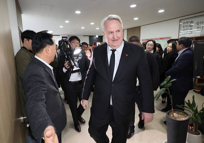 국민의힘 인요한 혁신위원장이 14일 오전 제주시 연동 국민의힘 제주도당사를 찾아 간담회장으로 입장하고 있다. ⓒ연합뉴스