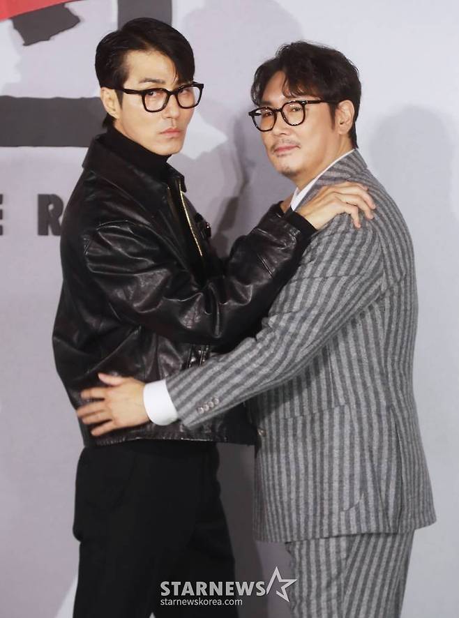 배우 차승원, 조진웅이 14일 오전 서울 CGV용산아이파크몰에서 진행된 넷플릭스 영화 '독전2'(감독 백종열) 제작발표회에 참석해 포즈를 취하고 있다. 용산역에서 벌인 지독한 혈투 이후, 여전히 이선생을 쫓는 원호(조진웅 분)와 사라진 락(오승훈 분), 다시 나타난 브라이언(차승원 분)과 사태 수습을 위해 중국에서 온 큰칼(한효주)의 독한 전쟁을 그린 범죄 액션 영화 '독전2'는 오는 17일 공개된다. /2023.11.14 /사진=이동훈