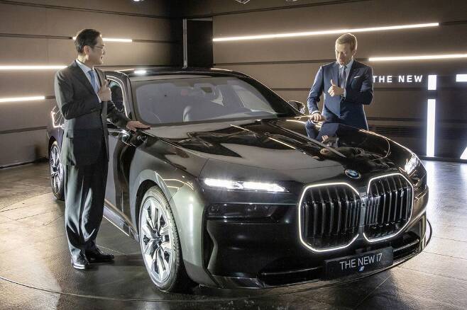 이재용 삼성전자 회장과 올리버 집세 BMW 회장이 BMW i7을 살펴본 뒤 서로를 바라보며 엄지 손가락을 치켜들고 있다. i7에는 삼성SDI의 첨단 P5 배터리셀이 들어간다./삼성전자 제공