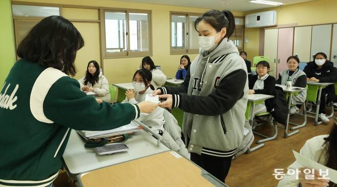 서울 강북구 창문여고 3학년 학생들이  담임선생님으로부터 수험표를 받고 있습니다. 신원건 기자 laputa@donga.com