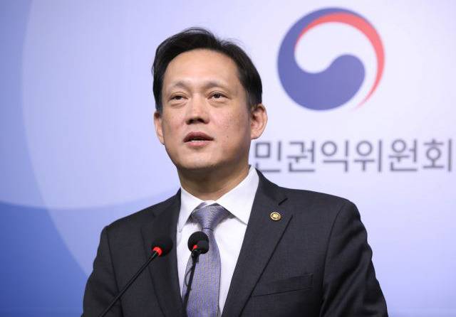 김태규 국민권익위원회 부위원장이 14일 정부세종청사에서 ‘국가자격시험의 공인어학시험 성적 인정 기한 확대’ 제도 개선 관련 브리핑을 하고 있다. 연합뉴스