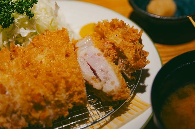 가고시마에 왔다면 흑돼지 돈가스는 꼭! 육즙이 가득한 가고시마 흑돼지