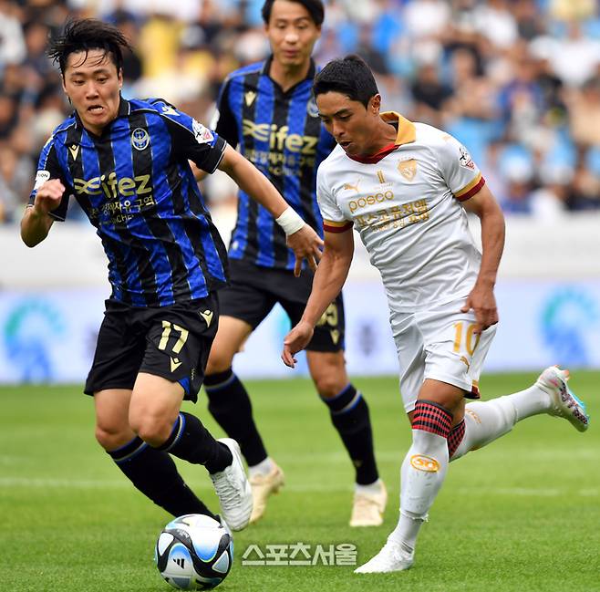 포항 백성동이 지난 6월 25일 인천축구전용구장에서 열린 2023 K리그 인천유나이티드와 포항스틸러스의 경기에서 김준엽 따돌리며 슈팅을 시도하고 있다. 인천 | 강영조기자 kanjo@sportsseoul.com