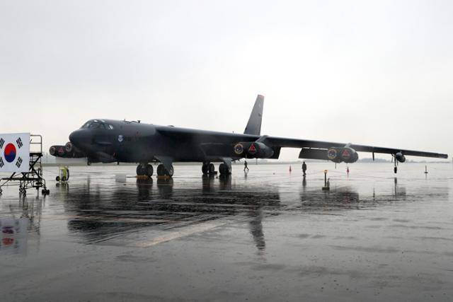 10월 19일 충북 청주 공군기지에 핵무기 탑재가 가능한 미 공군의 전략폭격기 B-52H 스트래토포트리스가 착륙해 주기되어 있다. 국방일보 제공