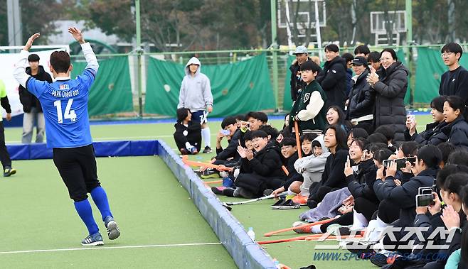 2023 청소년스포츠한마당 하키대회가 열린 11일 대구 안심체육공원. 2022 항저우 아시안게임 하키 대표팀 선수들이 시범 경기를 펼치고 있다. 대구=박재만 기자 pjm@sportschosun.com/2023.11.11/