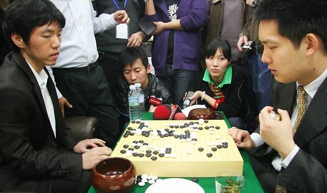 2010년 3월 열린 제11회 농심배 최종국 종료 직후 모습. 이창호(왼쪽)가 창하오를 흑 불계로 제압, 한국의 9번째 우승을 이끌었다. /한국기원
