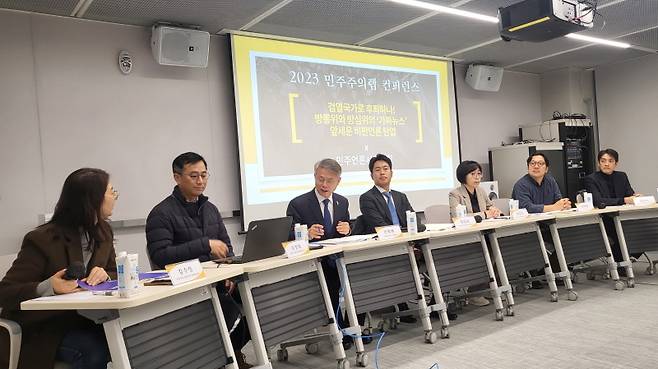 ▲ 15일 서울 종로구 노무현시민센터에서 민주언론시민연합 주최로 열린 토론회. 왼쪽부터 김수정 민언련 정책위원장, 송경재 상지대 교수, 민형배 민주당 의원, 김성순 변호사, 김유진 방심위원, 오대양 뉴스타파 기자, 유승현 한양대 겸임교수. 사진=박재령 기자