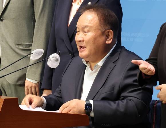 기자회견 하는 이상민 의원 - 이상민 더불어민주당 의원이 7일 국회에서 공직선거법 관련 기자회견을 하고 있다. 연합뉴스