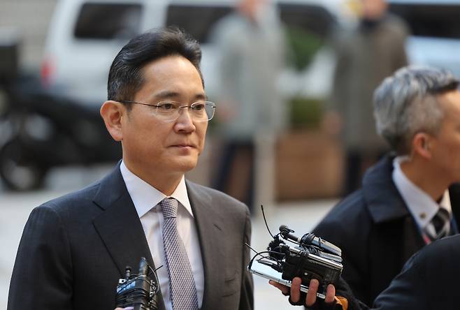 검찰이 부당합병·회계부정 혐의로 기소된 이재용 삼성전자 회장에게 징역 5년과 벌금 5억원을 구형했다. ⓒ연합뉴스