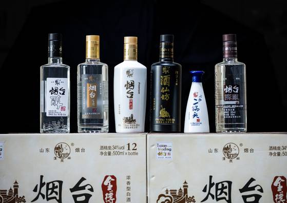 옌타이에서 만드는 백주는 연태고양(烟台古酿)과 연태고량(烟台高梁·사진)이 많이 알려졌다. 만드는 회사가 다르고 한자 표기도 다르지만 웬만한 애주가 아니면 알아채지 못한다. 마오타이진(모태)·이빈(오량액)·루저우(노주노교) 일대를 백주 황금 트라이앵글(아래 지도)이라고도 한다. 박종근 기자