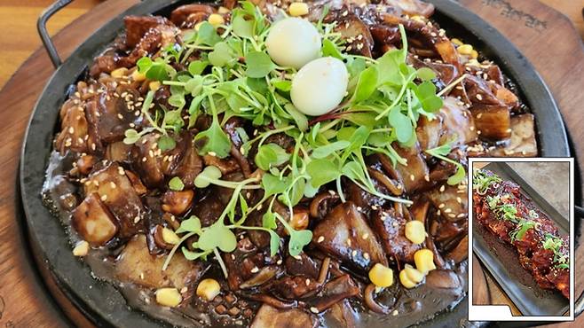 돌판에 올린 짜장면과 게장의 조합으로 입소문난 ‘산타의 돌 짜장’. 사진 블로거 블루레이디31(@bluelady31) 제공